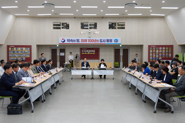 [통영=뉴시스] 신정철 기자= 통영시는 지난 11일, 통영시청 대강당에서 통영시의회, 수협, 수산업경영인연합회 등 유관기관 관계자 및 어업인 100여명이 참석한 가운데 ‘제2회 기후변화 적응 양식업 발전방안 세미나’를 개최했다.(사진=통영시 제공).2025.06.12. photo@newsis.com *재판매 및 DB 금지