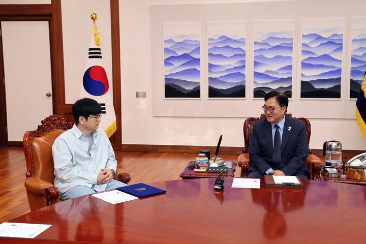 [서울=뉴시스]우원식 국회의장은 12일 국회의장 행사기획자문관으로 탁현민 전 문재인 정부 청와대 의전비서관을 국회의장 행사기획자문관으로 위촉했다.(사진=국회의장실 제공)2025.06.12. photo@newsis.com *재판매 및 DB 금지