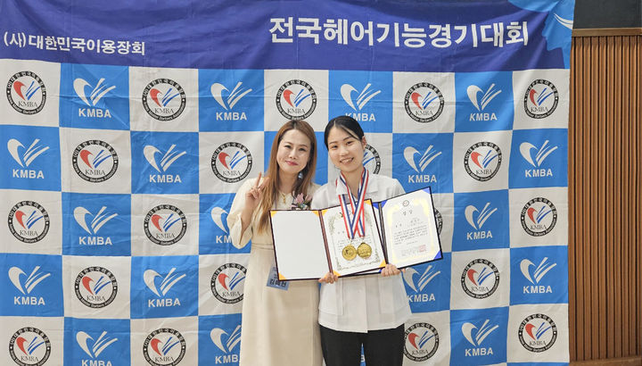 [부산=뉴시스] 신라대학교는 최근 대전에서 열린 '제17회 KMBA 전국 헤어기능경기대회'에서 뷰티케어학과 2학년 문수인 학생이 대상과 금상을 수상했다고 12일 밝혔다. (사진=신라대 제공) photo@newsis.com *재판매 및 DB 금지