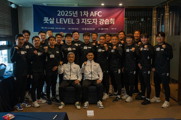 AFC FUTSAL COACHING CERTIFICATE COURSE LEVEL 3 지도자 강습회를 앞두고 참가자들이 기념사진을 찍고 있다.(전주매그풋살클럽 제공) *재판매 및 DB 금지