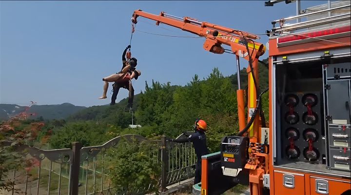[대구=뉴시스] 대구동부소방서는 12일 공산119안전센터 일대에서 지반침하 사고 발생 시 대응능력을 강화하기 위한 훈련을 했다. (사진=대구동부소방서 제공) 2025.06.12. photo@newsis.com *재판매 및 DB 금지