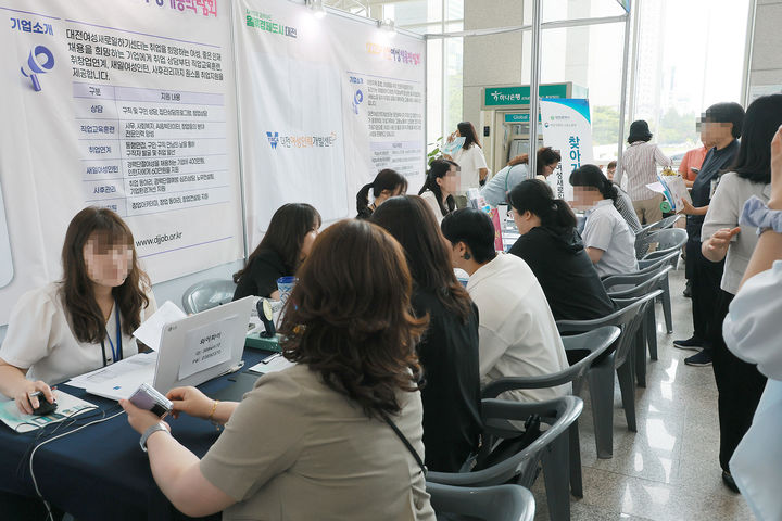[대전=뉴시스] 대전 여성채용박람회가 12일 대전시청 2층 로비에서 열리고 있다. (사진=대전시 제공) 2025.06.12. photo@newsis.com *재판매 및 DB 금지