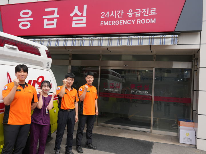 구급차로 응급이송 중 임신부의 새 생명 출산을 도운 경산소방서 중앙119안전센터 구급대원들과 의료진 (사진=경산소방서 제공) *재판매 및 DB 금지