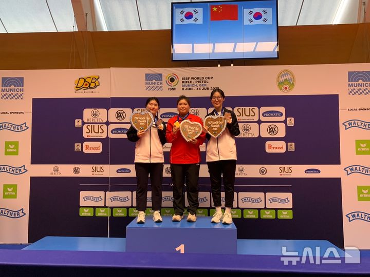 [서울=뉴시스]시상대에 선 오예진(왼쪽)과 양지인(오른쪽)그리고 가운데 중국의 쑨위제. (사진=대한사격연맹 제공)