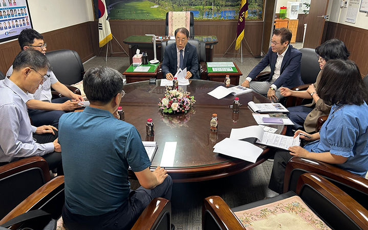 태백상공회의소 강원남부지식재산센터는 지난 11일 회의실에서 2025년 ‘전통시장·골목상권 공동브랜드 개발’ 수혜 시장 선정을 위한 심사를 진행하고 있다.(사진=태백상의 제공) *재판매 및 DB 금지