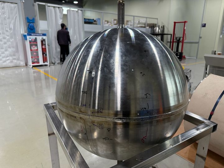 [대전=뉴시스] 한국생산기술연구원(생기원)을 비롯한 국내 공동연구진이 제작한 우주발사체·위성용 티타늄 고압용기. (사진=생기원 제공) 2025.06.12. photo@newsis.com *재판매 및 DB 금지