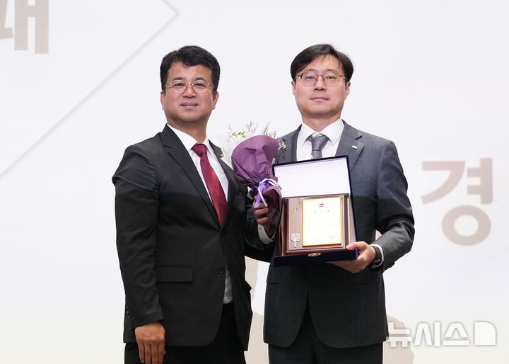 [창원=뉴시스]BNK경남은행 최대식(오른쪽) 사회공헌부장이 11일 제12회 경남농아인대회에서 경남장애인단체총연합회 김동우 회장으로부터 은행장 대리로 감사패를 받고 있다.(사진=BNK경남은행 제공) 2025.06.12. photo@newsis.com