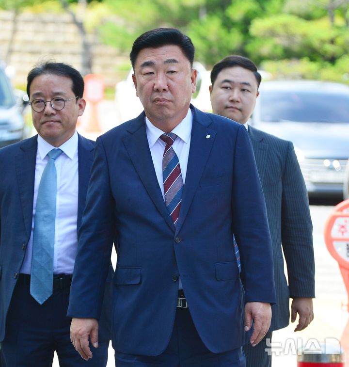 [청주=뉴시스] 서주영 기자 = 오송 참사와 관련해 중대재해처벌법상 시민재해치사 혐의로 기소된 이범석 청주시장이 12일 첫 재판에 참석하기 위해 청주지방법원으로 향하고 있다. 2025.06.12. juyeong@newsis.com 