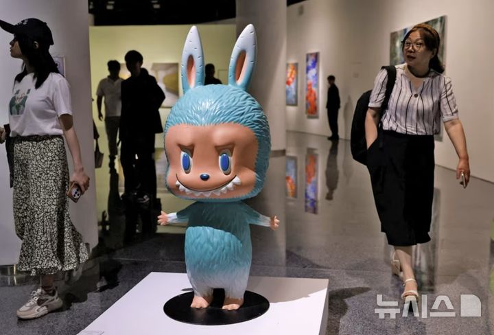  [뉴시스] 세계적으로 선풍적인 인기를 끌고 있는 라부부 피규어는 최근 2억이 넘는 낙찰가에 판매돼 그 인기를 다시금 증명했다. (사진=CNN) 2025.6.12&nbsp;&nbsp; 