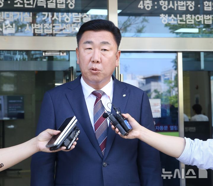 [청주=뉴시스] 서주영 기자 = 오송 참사와 관련해 중대재해처벌법상 시민재해치사 혐의로 기소된 이범석 청주시장이 12일 청주지방법원에서 열린 첫 공판에 참석하며 발언하고 있다. 2025.06.12. juyeong@newsis.com 