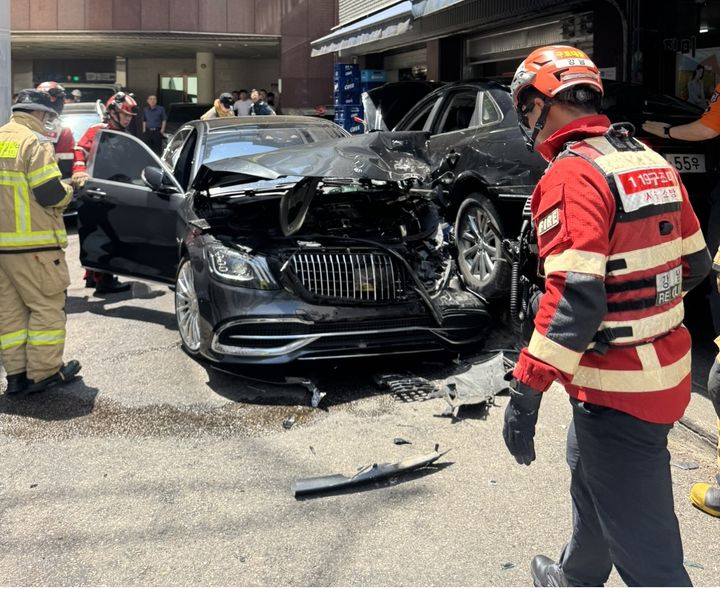 12일 오후 서울 강남구 논현동 한 식당 앞에서 80대 여성이 몰던 검은색 승용차가 식당 방향으로 돌진한 사고가 발생해 소방대원들이 수습에 나서고 있다. (사진=강남소방서 제공) *재판매 및 DB 금지
