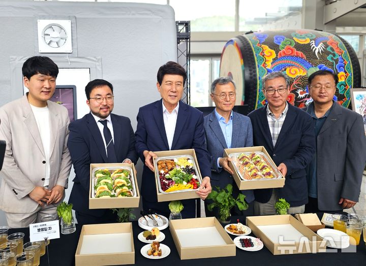 [포항=뉴시스] 송종욱 기자 = 12일 경북 포항시청 솔라갤러리 인도어팜전시장에서 '인도어팜 수확물 시식회'가 열린 가운데 황홍섭(왼쪽부터) (주)딜라이트푸드 대표, 서충모 (주)미드바르 대표, 이강덕 포항시장, 배영호 (재)포항테크노파크 원장, 김진근 포항시 신활력플러스추진단장이 인도어팜에서 생산한 식재료로 만든 먹거리를 선보이고 있다. 2025.06.12. sjw@newsis.com