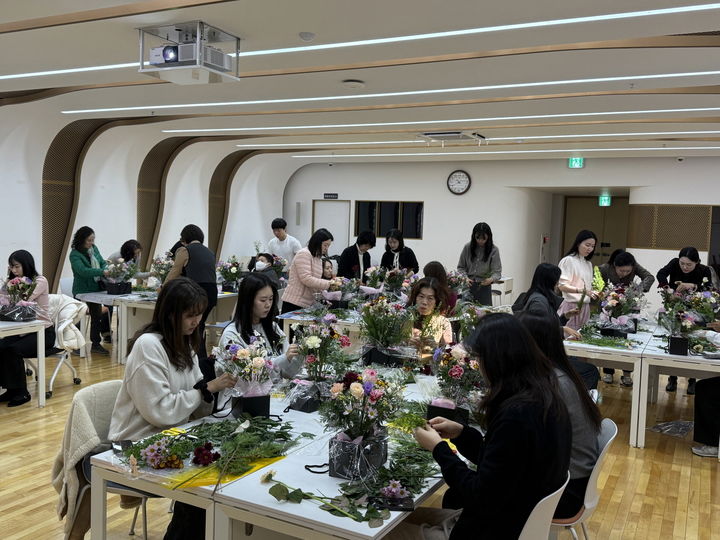 [서울=뉴시스] 지난해 직무 스트레스 완화를 위해 운영한 플라워테라피 교실. 2025.06.12. (사진=강남구 제공) *재판매 및 DB 금지