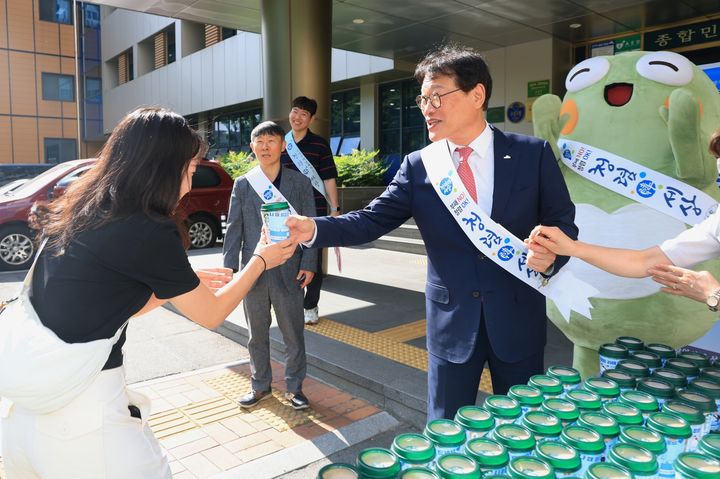 [대구=뉴시스] 대구시 수성구는 출근하는 직원들을 대상으로 '청렴DAY 캠페인'을 실시했다. (사진 = 대구시 수성구 제공) 2025.06.12. photo@newsis.com *재판매 및 DB 금지