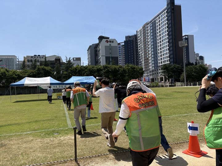 [대구=뉴시스] 대구시 수성구는 지진 대응 대피 훈련을 실시했다. (사진 = 대구시 수성구 제공) 2025.06.12. photo@newsis.com *재판매 및 DB 금지