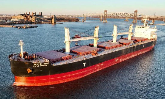 지난 11일 오후 1시20분께 인도양에서 침몰 중이던 1만9495톤급 파나마 선적 'RUN FU 3호'의 선원 23명을 전원 구조한 우리나라 화물선 '메이플 하버호'. (사진=해양수산부 제공) *재판매 및 DB 금지