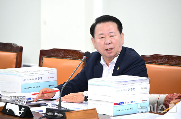 [창원=뉴시스]이재두 경남도의원이 12일 제424회 정례회 제2차 건설소방위원회 회의에서 경남도소방본부를 대상으로 한 '2024회계연도 경상남도 결산 및 예비비 지출 승인의 건' 심사에서 '경남형 통합위기관리센터 구축사업'과 관련해 질문하고 있다.(사진=경남도의회 제공) 2025.06.12. photo@newsis.com