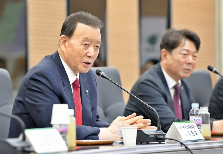 [세종=뉴시스] 한국농수산식품유통공사(aT)는 조직·경영 혁신 방안을 마련하기 위해 전문가 의견을 수렴하는 시간을 가졌다. 사진은 홍문표 aT 사장이 12일 서울 서초구 aT센터에서 조직·경영 분과 혁신자문위원회를 개최. 발언하고 있는 모습. (사진=aT 제공) 2025.06.12. photo@newsis.com *재판매 및 DB 금지