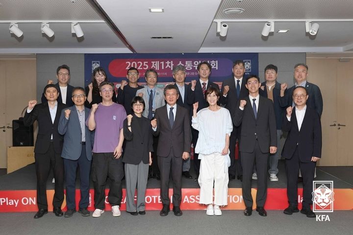 [서울=뉴시스] 새로 출범한 대한축구협회 소통위원회. (사진=대한축구협회 제공) *재판매 및 DB 금지