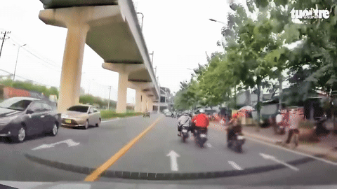 [뉴시스] 한 남성이 오토바이를 타고 가다 다른 오토바이 운전자에게 발로 차여 넘어졌다. (사진=tuoitre) *재판매 및 DB 금지 *재판매 및 DB 금지