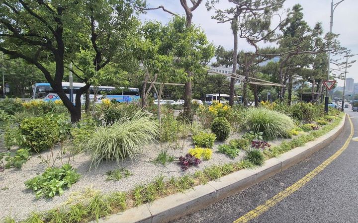 [서울=뉴시스] 서대문구, 연세대 앞 교통섬 '장미와 매력가든' 콘셉트로 새 단장. 2025.06.12. (사진=서대문구 제공) *재판매 및 DB 금지