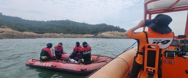 [군산=뉴시스] 전북특별자치도소방본부 119특수대응단원들이 전북 군산시 비응항 해상에서 수난사고 인명구조훈련을 진행하고 있다. (사진=전북특별자치도소방본부 제공) 2025.06.12. photo@newsis.com *재판매 및 DB 금지