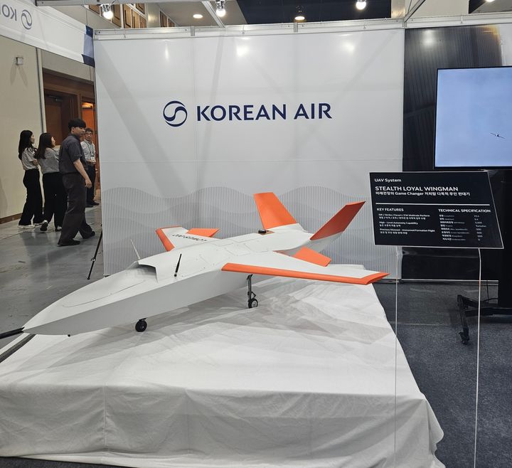 [서귀포=뉴시스] 옥승욱 기자 = 제주국제컨벤션센터 1층 대한항공 부스에 전시된 저피탐 무인편대기 축소모델. 2025.06.12. okdol99@newsis.com *재판매 및 DB 금지