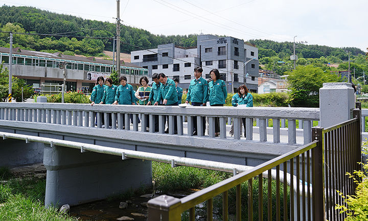 태백시의회는 12일 제284회 제1차 정례회 기간 중 주요사업장 2일차 현장점검으로 절골 힐링 캠핑장 조성현장을 방문하고 있다.(사진=태백시의회 제공) *재판매 및 DB 금지