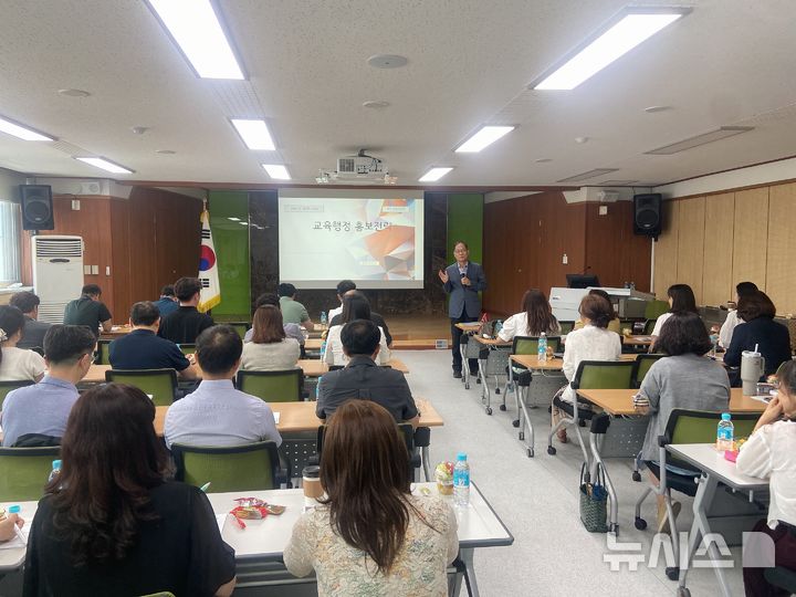 [여주=뉴시스]이강석 전 남양주부시장이 경기도여주교육지원청 홍보역량 강화연수에서 강연하고 있다. (사진=여주교육지원청 제공)2025.06.12.photo@newsis.com