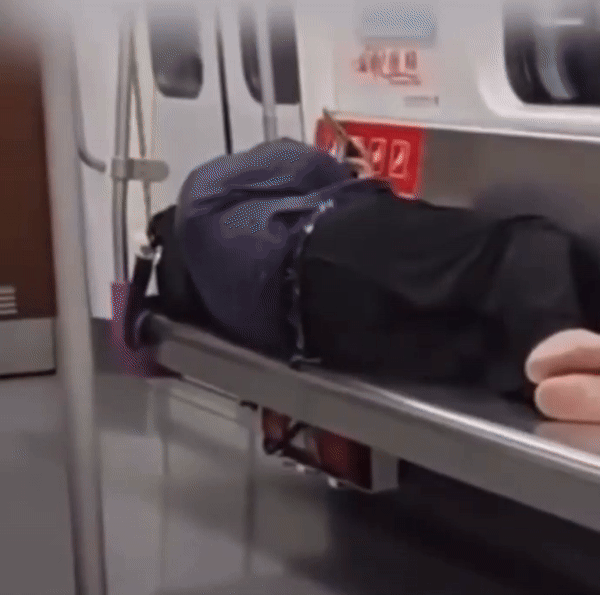 [서울=뉴시스]중국 쓰촨성 청두의 지하철 5호선에서 한 남성 승객이 신발을 벗고 좌석에 누워 있는 모습이 포착돼 논란이 일고 있다.(사진=도우인) *재판매 및 DB 금지 *재판매 및 DB 금지