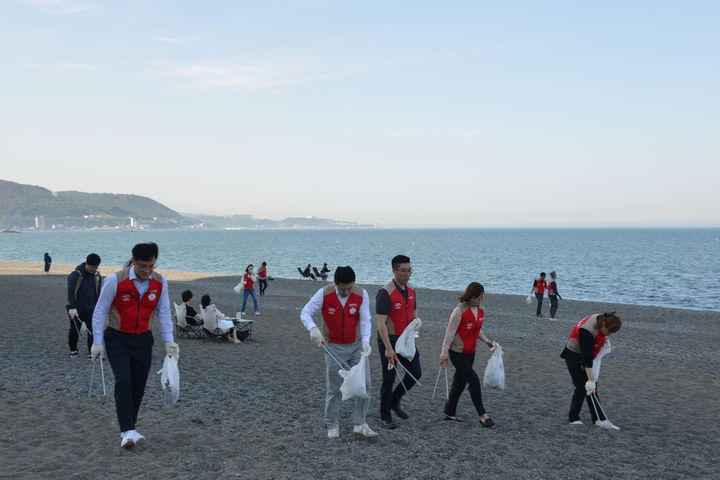 [울산=뉴시스] 롯데지주는 13개 계열사 임직원 30여 명이 울산 강동몽돌해변에서 3시간 동안 환경정화 활동을 했다고 12일 밝혔다. (사진= 롯데지주 제공) 2025.06.12.photo@newsis.com *재판매 및 DB 금지