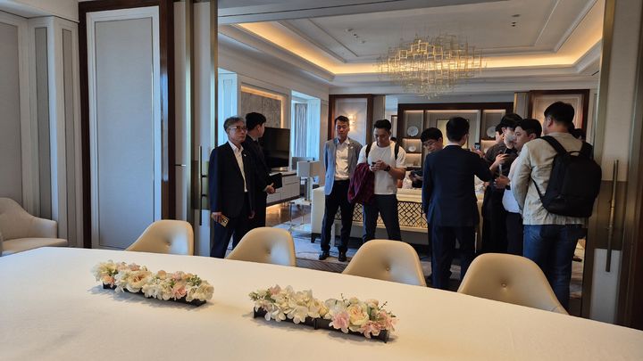 [안동=뉴시스] APEC 준비지원단과 경주의 숙박시설 관계자들이 12일 서울 특급호텔을 방문해 시설을 둘러보고 있다.&nbsp; (사진=경북도 제공) 2025.06.12. photo@newsis.com&nbsp; *재판매 및 DB 금지