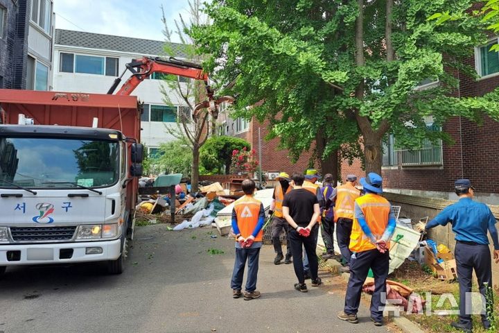 저장강박 폐기물 13t 치웠다…인천 서구 민·관·경 '구슬땀'