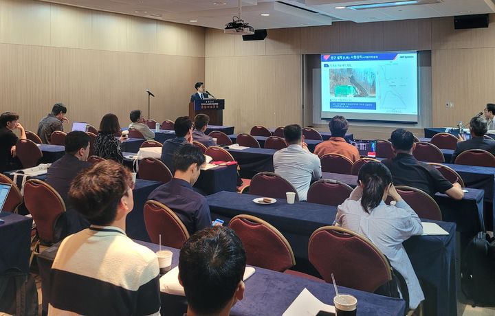 [창원=뉴시스] 강경국 기자 = 김진봉 SNT다이내믹스 엔지니어가 12일 한국군사과학기술학회 종합학술대회에서 논문을 발표하고 있다. (사진=SNT다이내믹스 제공). 2025.06.12. photo@newsis.com *재판매 및 DB 금지