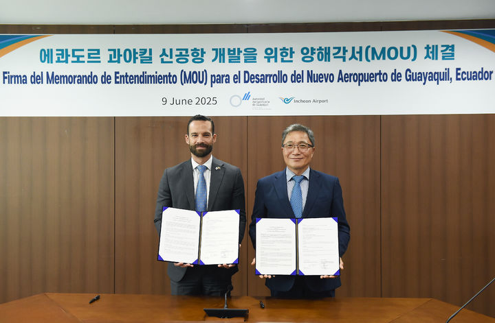[서울=뉴시스] 이학재 인천국제공항공사 사장(오른쪽)과 파블로 피타 에콰도르 과야킬 공항청장이 지난 9일 열린 '에콰도르 과야킬 신공항 개발을 위한 양해각서 체결식'에서 업무협약 체결 후 기념촬영을 하는 모습. 2025.06.12. (사진=인천공항공사 제공) photo@newsis.com *재판매 및 DB 금지