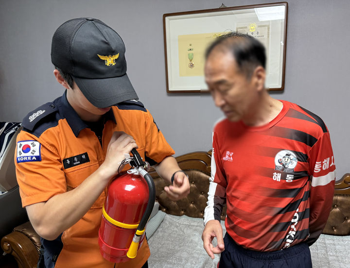 [동해=뉴시스] 동해소방서가 호국보훈의 달을 맞아 지역 내 국가유공자 및 유족 가구에 주택용소방시설을 보급·설치하고 있는 가운데 소화기 사용방법을 설명하고 있다.(사진=동해소방서 제공)photo@newsis.com *재판매 및 DB 금지