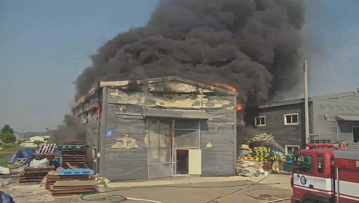 [인천=뉴시스] 12일 오후 인천 강화군 한 창고에서 불이 나 소방당국이 진화를 하고 있다. (사진=인천소방본부 제공) 2025.06.12. photo@newsis.com *재판매 및 DB 금지