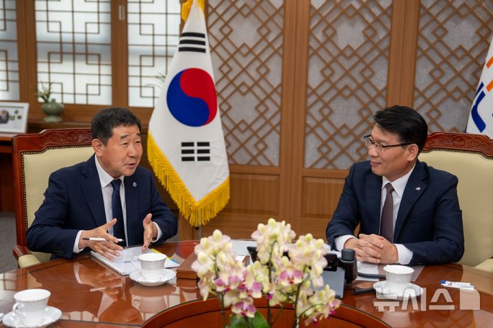 [증평=뉴시스] 이재영 증평군수(왼쪽)가 12일 한국농어촌공사 김인중 사장을 만나 얘기를 나누고 있다. (사진= 증평군 제공) 2025.06.12. photo@newsis.com *재판매 및 DB 금지