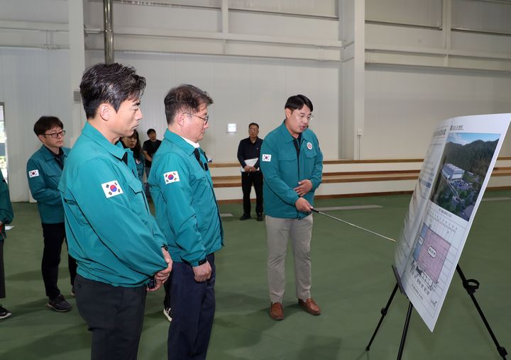 [화천=뉴시스] 12일 여중협 강원특별자치도 행정부지사는 이날 화천군 생활실내체육관 조성 현장과 화천커뮤니티센터를 방문해 안전관리 실태를 점검했다 고 밝혔다. 강원특별자치도 제공. *재판매 및 DB 금지