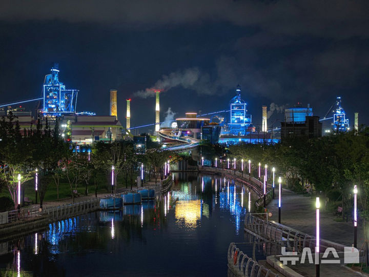 [포항=뉴시스] 송종욱 기자 = 포항국제불빛축제 주요 프로그램의 하나로 14~22일 포항운하에서 '빛의 예술 라이트 아트 웨이'가 열린다. 사진은 '빛의 예술 라이트 아트 웨이' 모습. (사진=포항시 제공) 2025.06.12. photo@newsis.com