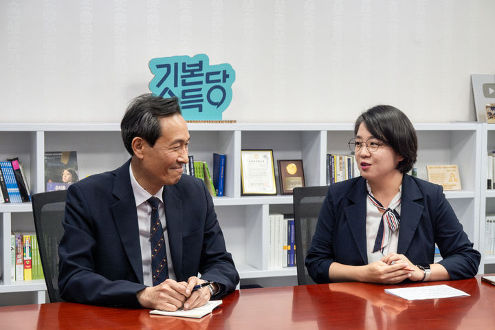 [서울=뉴시스]용혜인 기본소득당 대표는 12일 오후 국회를 예방한 우상호 대통령실 정무수석과 접견했다. (사진=용혜인 기본소득당 대표실 제공) 2025.06.12. photo@newsis.com *재판매 및 DB 금지