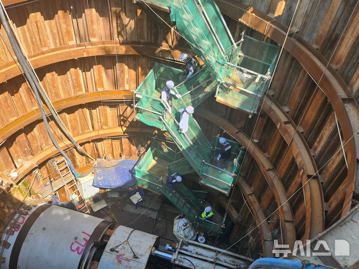 [의왕=뉴시스] '노동 안전의 날' 합동점검 참여자들이 내 손 '다' 구역 가공송전선로 지중화 공사 현장을 살피고 있다. (사진=의왕시 제공).2025.06.12. photo@newsis.com