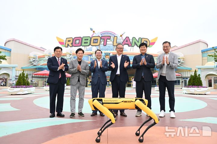 [창원=뉴시스]12일 마산로봇랜드 컨벤션센터에서 열린 영남권 시도의회 운영위원장협의회 제4차 정기회에 참석한 위원장들이 마산로봇랜드 4족로봇 시연을 지켜보고 있다.(사진=경남도의회 제공) 2025.06.12. photo@newsis.com