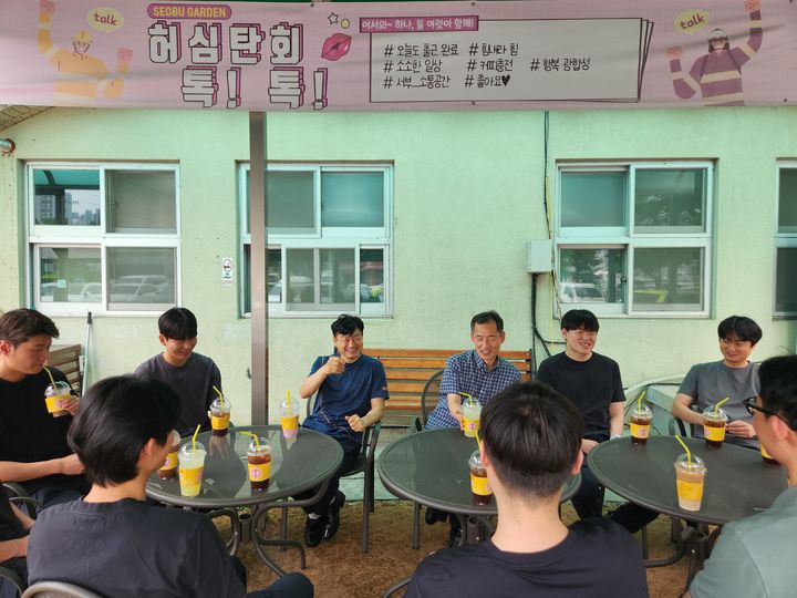 [대구=뉴시스] 대구서부소방서는 12일 행정업무 경력 6개월 미만인 신입 직원 대상으로 '서장과 함께하는 소통 간담회'를 진행했다. (사진=대구서부소방서 제공) 2025.06.12. photo@newsis.com *재판매 및 DB 금지