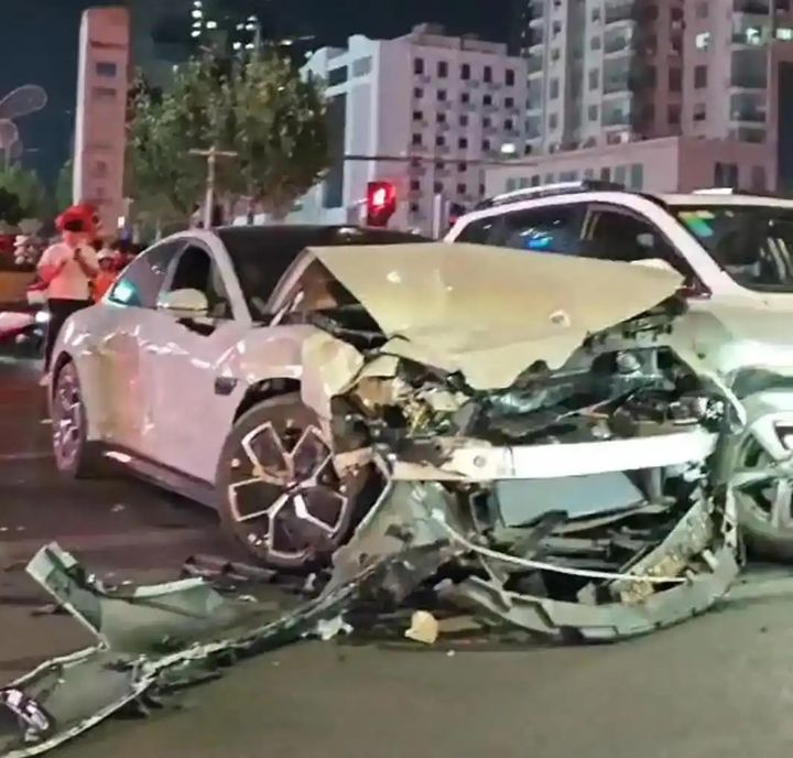 [서울=뉴시스]중국 샤오미의 첫 전기차 SU7이 지난 3월 사망사고에 이어 또다시 대형 교통사고를 일으켜 안전성 논란이 다시 고개를 들고 있다. 11일 중국 허난성 정저우에서 사고를 낸 차량의 모습. <사진출처 웨이보> 2025.06.12