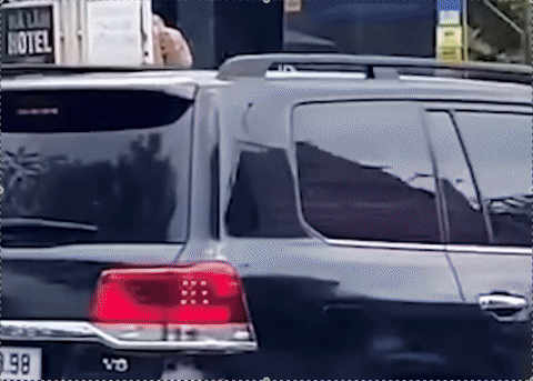 [뉴시스] 뒤따라오던 차량을 파손 하는 오토바이 운전자. (사진=tuoitre) *재판매 및 DB 금지