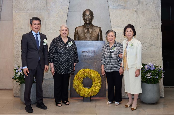 왼쪽부터 정몽규 포니정재단 이사장, 전진상의원·복지관 배현정 원장, 유송자 사회복지관장, 故 정세영 HDC그룹(前 현대산업개발) 명예회장의 부인 박영자 여사. (사진=HDC현대산업개발 제공) *재판매 및 DB 금지