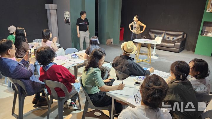 [창원=뉴시스]11일 저녁 창원예술극단 '시민연극 아카데미' 워크숍 오리엔테이션에 참석한 한 회원이 자기소개 시간에 지원 동기를 이야기하고 있다.(사진=창원예술극단 제공) 2025.06.12. photo@newsis.com