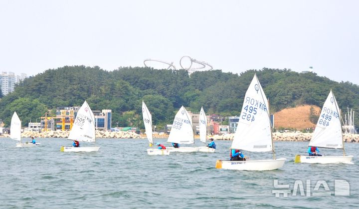 [포항=뉴시스] 송종욱 기자 = 포항시장배 세일링 챔피언십이 14~15일 이틀간 영일대해수욕장에서 일원에서 열린다. 사진은 지난해 대회 모습. (사진=포항시 제공) 2025.06.12. photo@newsis.com
