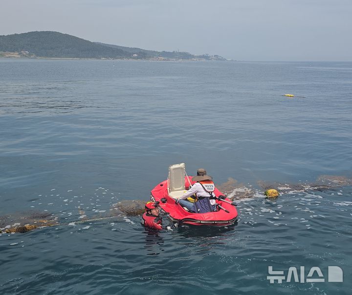 [경주=뉴시스] 안병철 기자 = 12일 오전 11시56분께 경북 경주시 연동항 북동쪽 약 400m 해상에서 고무보트에 바람이 빠져 표류한 60대 남성이 해경에 구조되고 있다.(사진=포항해양경찰서 제공) 2025.06.12. photo@newsis.com